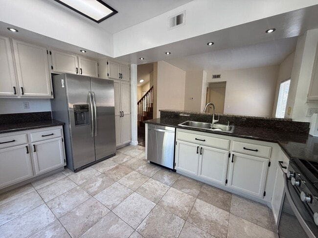 Building Photo - 3 bedroom, 2 1/2 bath single-family home i...