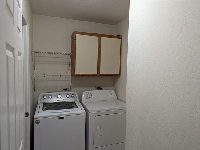 Building Photo - 2082 E Farr Ln