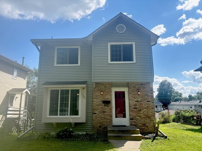 Building Photo - 1582 Reaney Ave