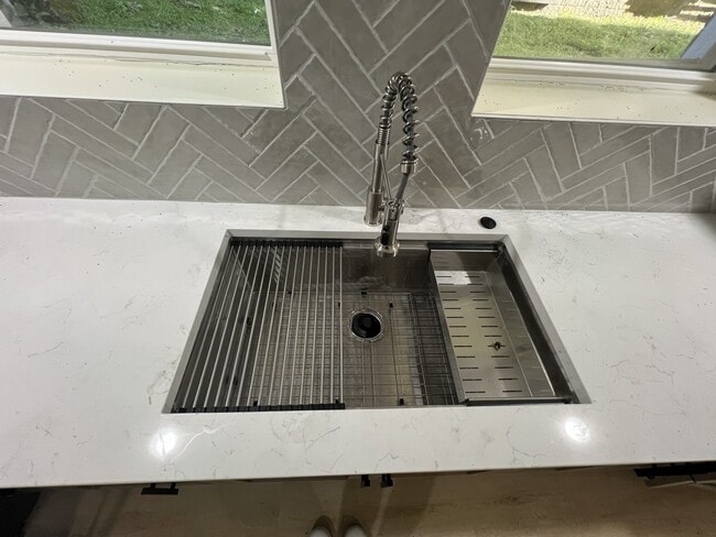 Foto del edificio - 1305 N Austin Blvd