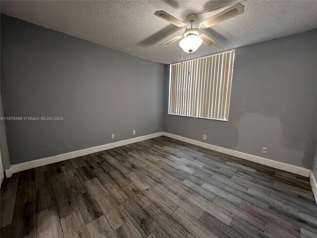 Foto del edificio - 9430 Live Oak Pl