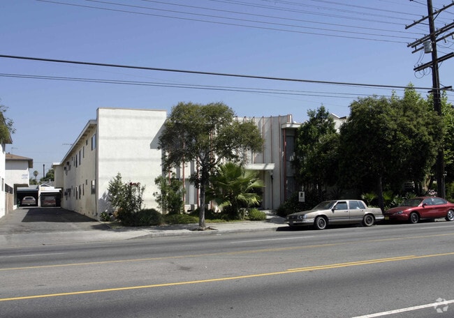 Building Photo - 12631 Vanowen St