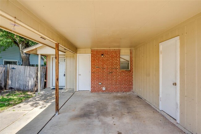 Building Photo - 6900 Branchwood Dr
