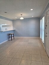 Building Photo - 1016 E Tri Oaks Ln