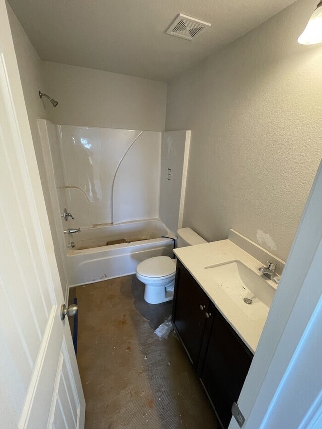 Building Photo - 2 Bedroom 2.5 Bathroom 2023 New Build!