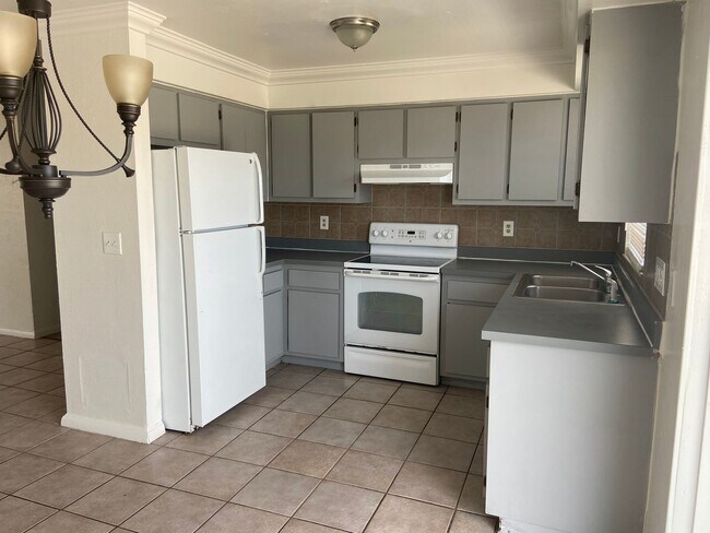 Foto del edificio - 2 Bedrooms 1 Bath Duplex