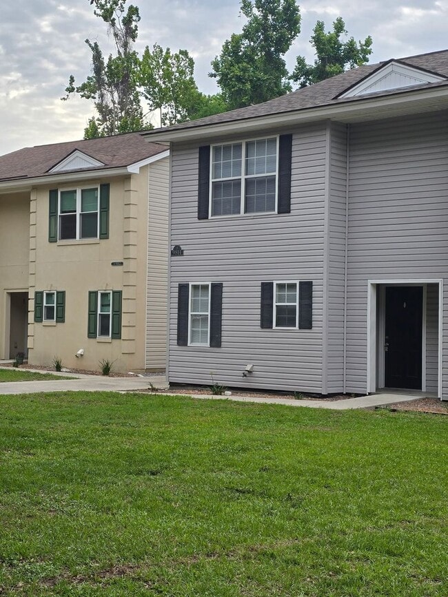 Building Photo - Townhome