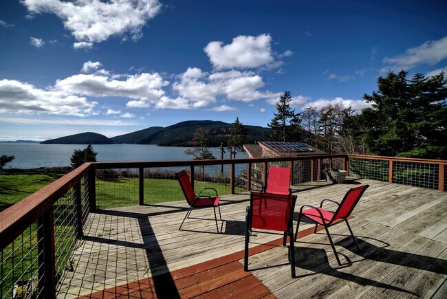 Sunsets are beautiful, wildlife viewing is easy, eagles fly above, deer visit the yard. - 5170 W Shore Rd