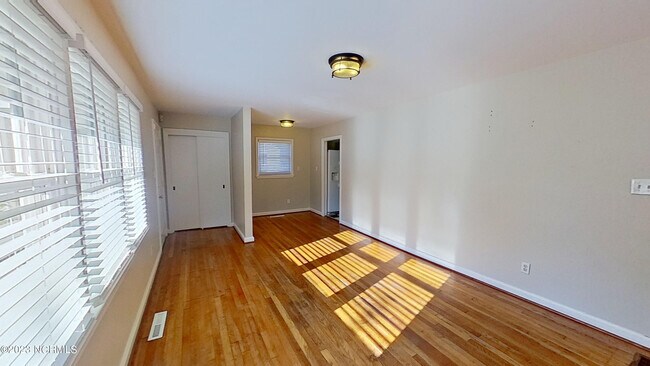 Foto del edificio - 134 Kenwood Ave
