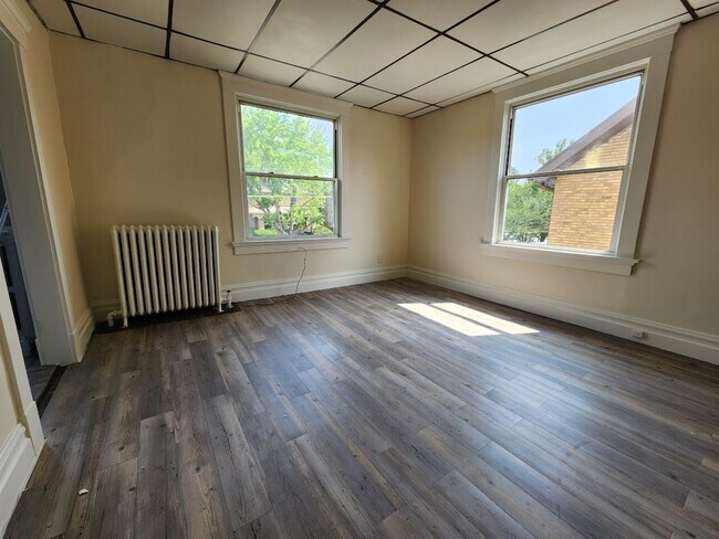 Building Photo - Leasure Ave FourPlex