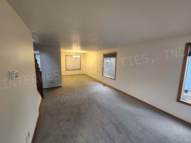 Building Photo - Spacious 4bd 2.5ba Rock Creek Home With 2 ...
