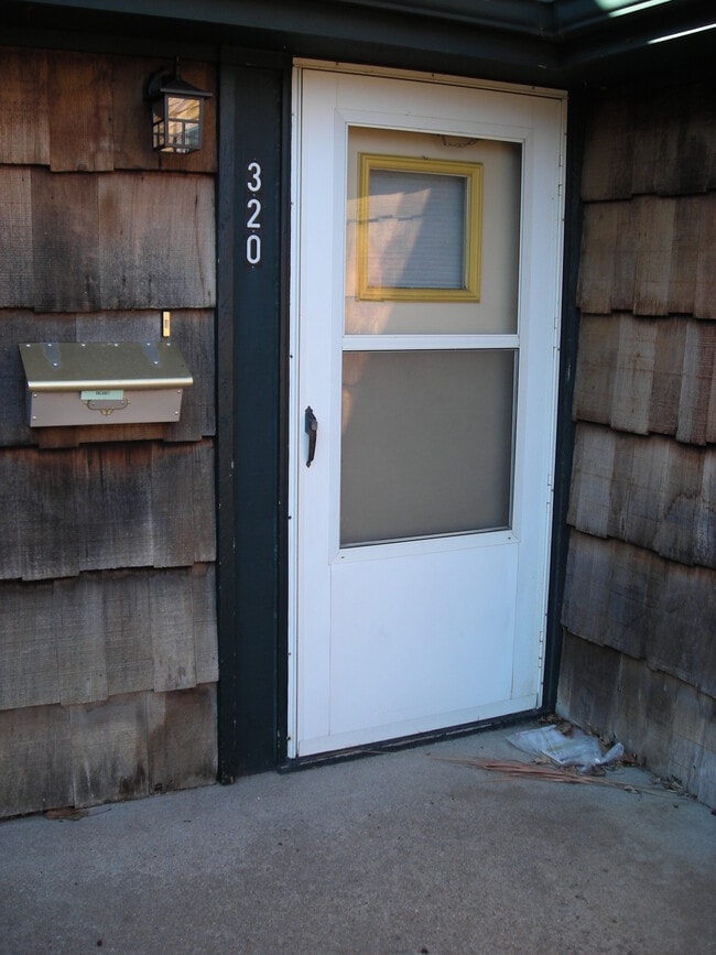 Building Photo - 320 W Hahn Ave