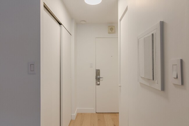 Building Photo - 1975 Maisonneuve Blvd W