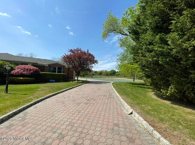 Building Photo - 16 Woodland Dr