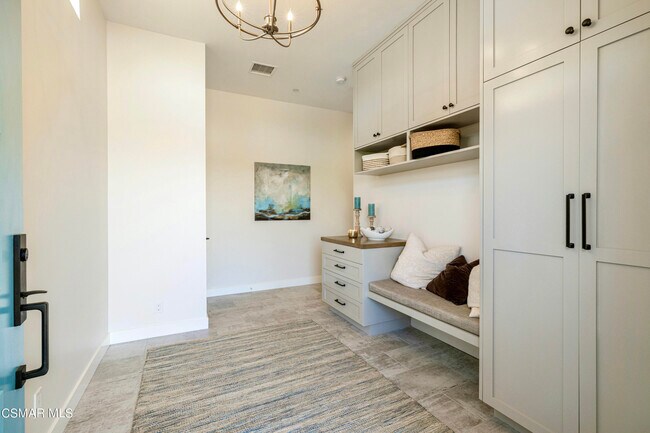 Building Photo - 842 Combes Ave