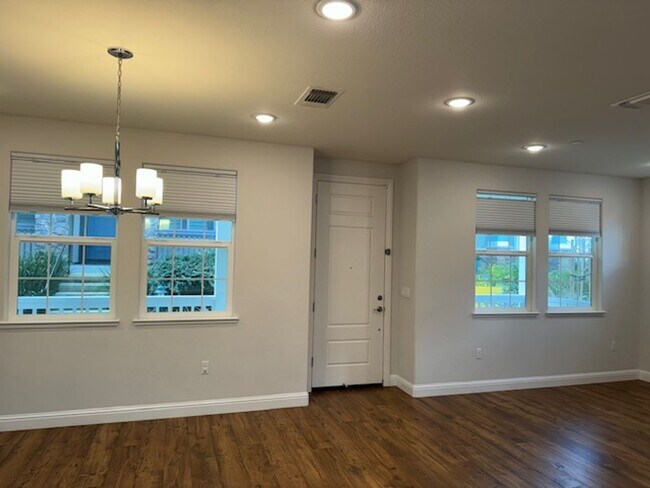 Foto del edificio - Beautiful 2 story home in Walnut Creek