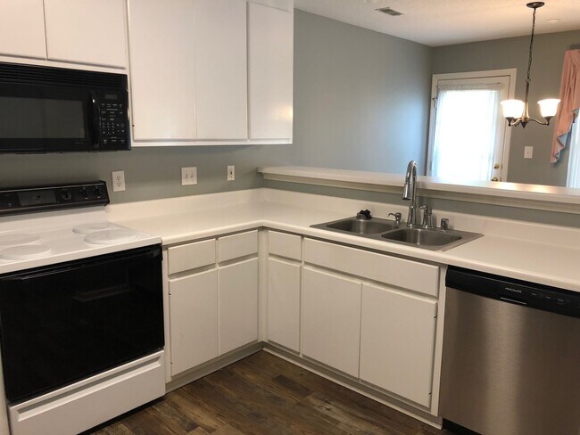 Foto del edificio - 3 bedroom home in Madison! Fenced in yard!