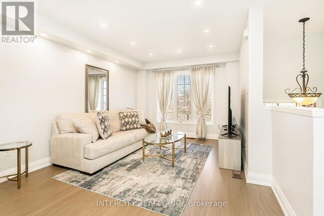 Photo du bâtiment - 4950-4950 Albina Way