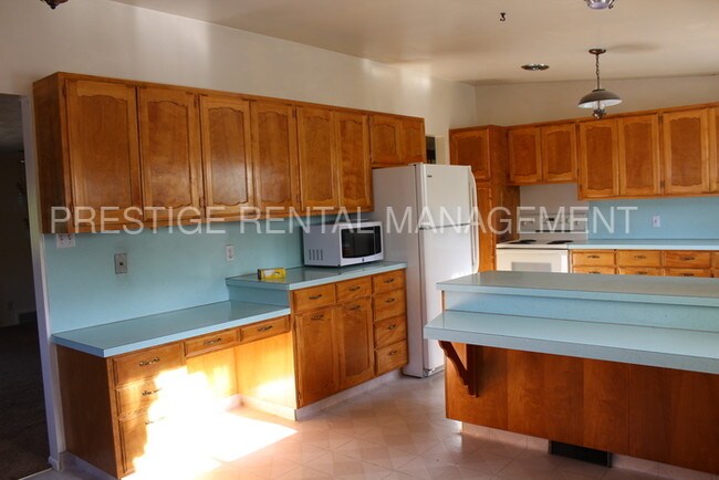 Building Photo - 372 N 700 W