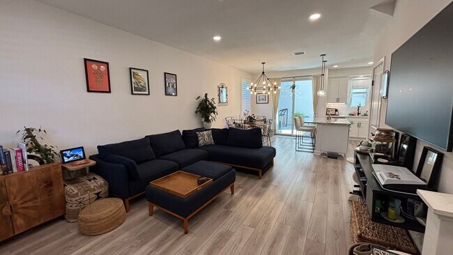 Foto del edificio - 1564 E Thompson Blvd
