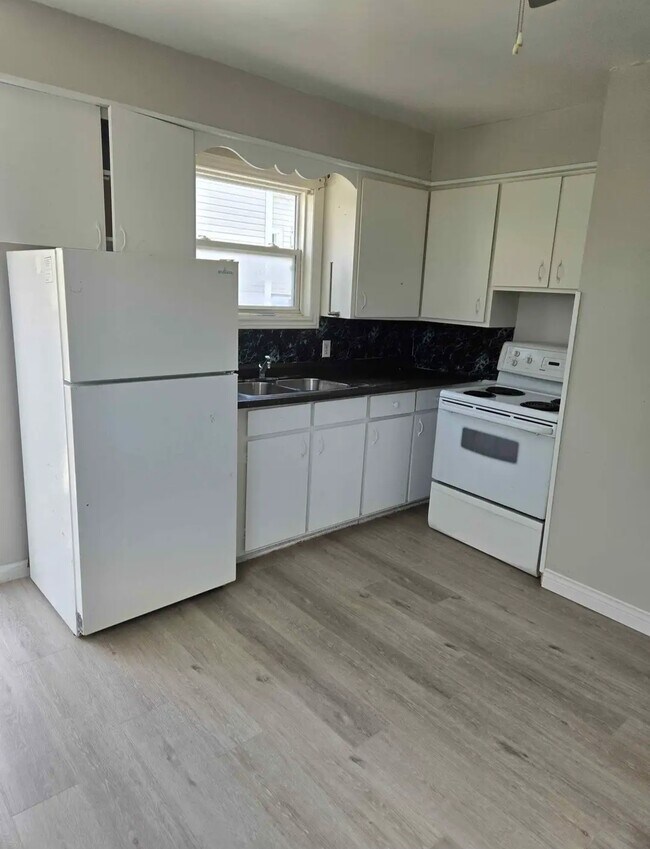 Building Photo - 15 Courtenay Ave