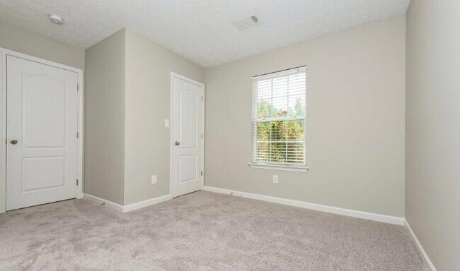 Building Photo - 536 Dove Way
