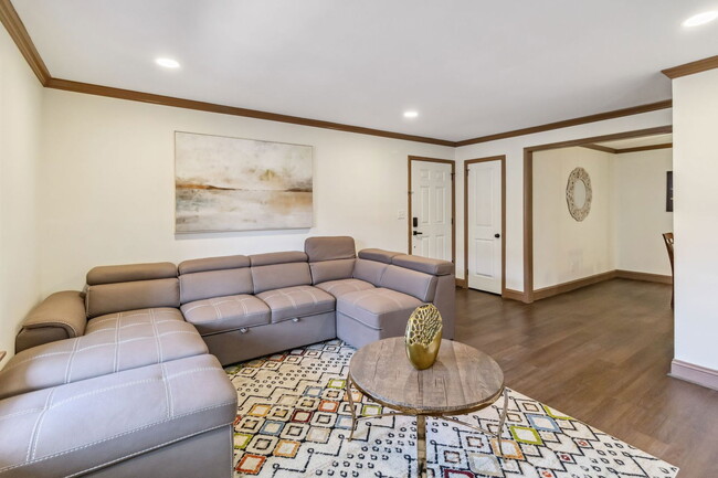 Building Photo - 906 Chapel Creek Dr