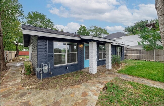 Building Photo - Beautiful 3 bedroom, 2 bathroom House