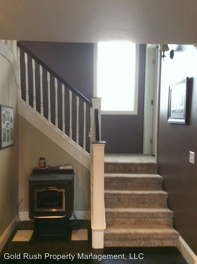 Building Photo - 2555 Twin Lakes Dr