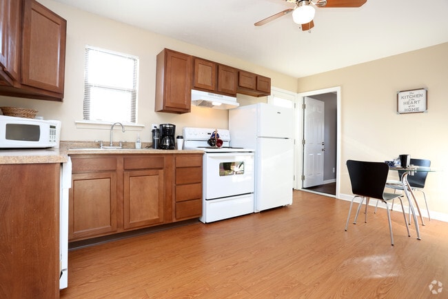 2BR, 1BA - 920 SF Townhouse - Kitchen - The Lux