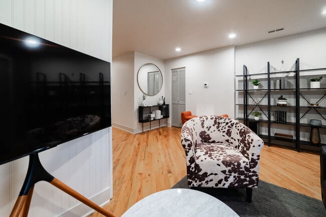 Building Photo - 1638 N Western Ave