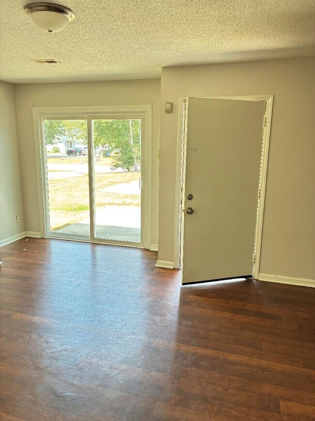 Foto del edificio - 3701 Nealshire Dr NW