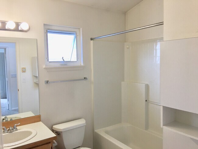 Foto del edificio - Available 2 bedroom Town House with Parking