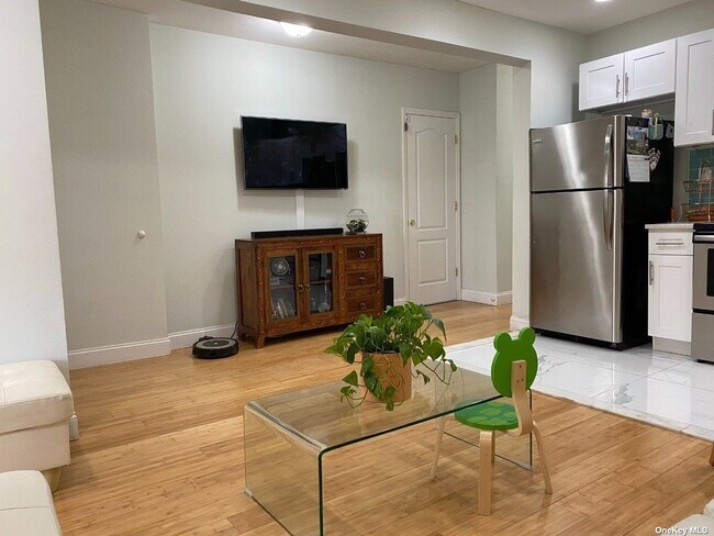 Foto del edificio - 852 E 223rd St