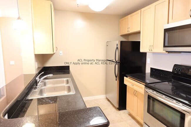 Building Photo - Perectly Located, Spacious, 2bed/ 2bath, Emeryville Condo For Rent