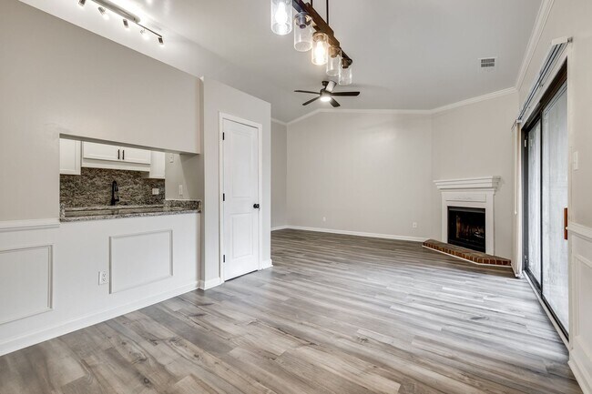Building Photo - Beautifully remodeled one bedroom, one bath in Lake Wylie Woods!