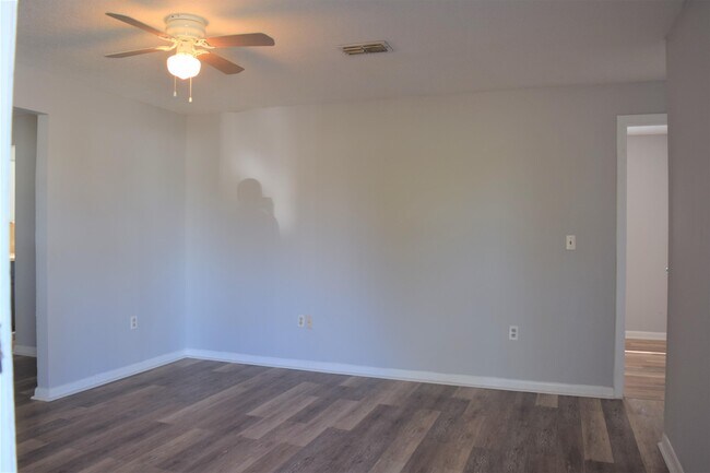 Building Photo - 10832 Luana Dr N