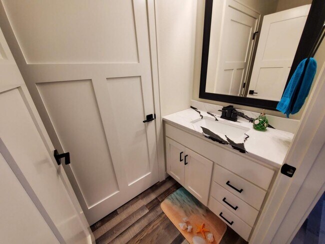 Foto del edificio - 570 Linden Dr #203