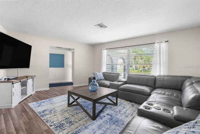 Foto del edificio - 13501 Whitby Rd