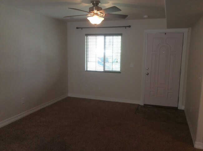 Building Photo - 5 BEDROOM, 4 BATHROOM TOWNHOUSE WITH 2 CAR...