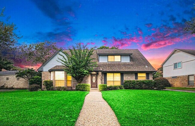 Building Photo - 15014 Hollydale Dr