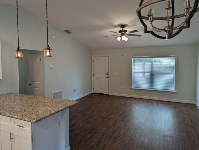 Foto del edificio - Beautiful Newer Home with 3 bedroom and 2 ...
