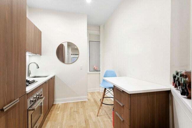 Foto del edificio - 53 W 11th St