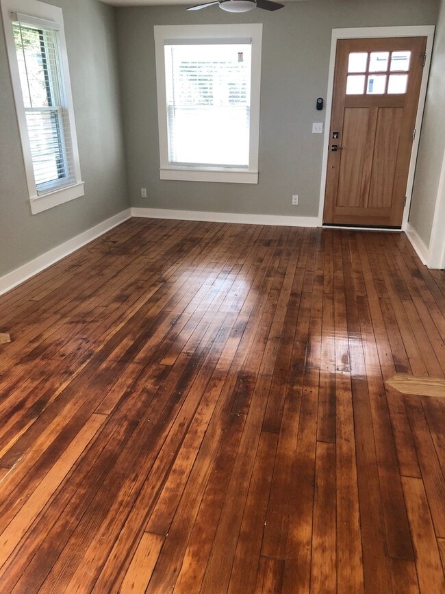 Building Photo - Amazing 3 Bedroom Vintage Home in Camas