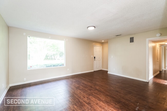Building Photo - 1320 Bretta St