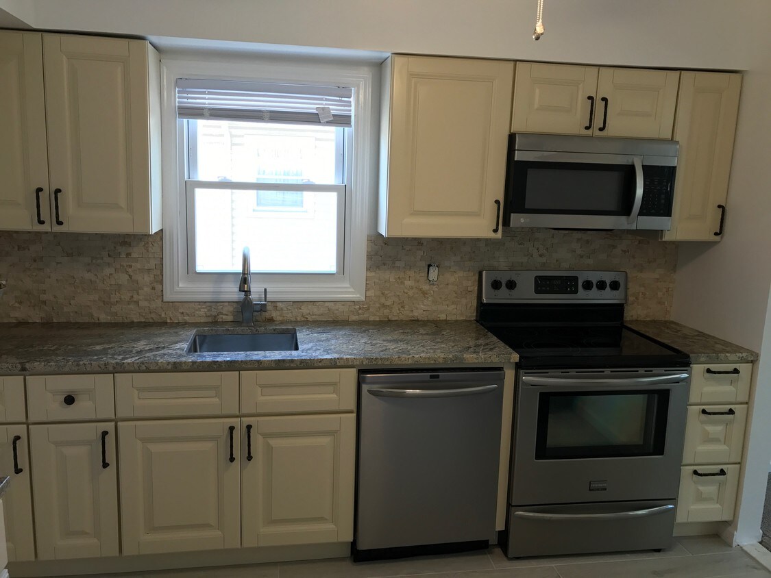Kitchen with stone backsplash - 1582 208th St