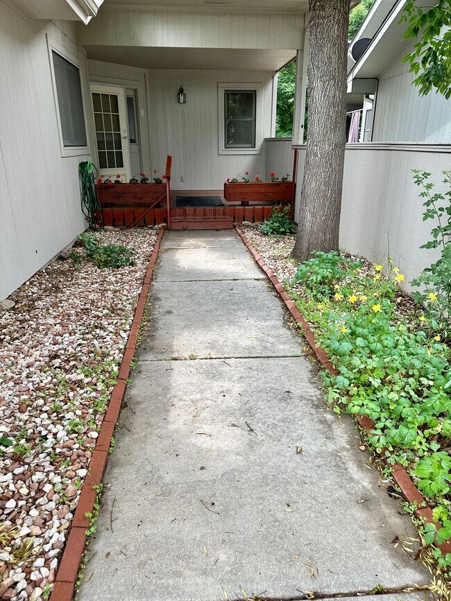 Building Photo - 1311 S View Cir