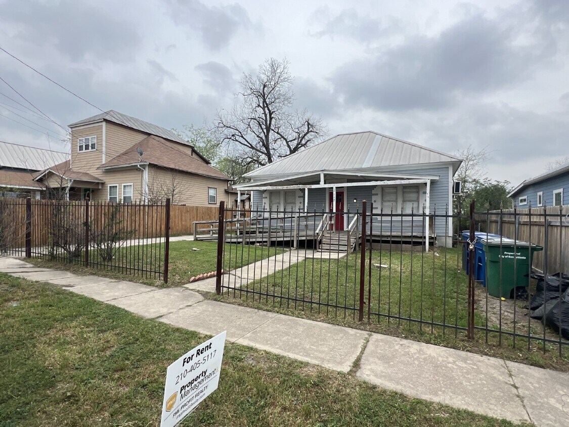 Primary Photo - Gorgeous 4 bedroom/2 bathroom home with mo...