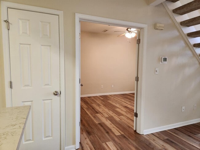 Building Photo - 1002 Primrose Ln