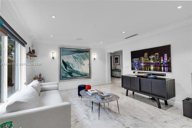 Building Photo - 1030 Manati Ave